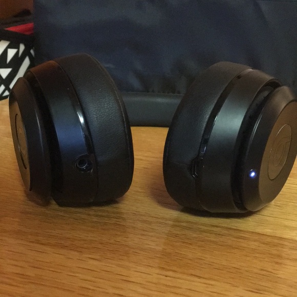 BARELY USED Beats Solo 3 Wireless Headphones - Picture 8 of 8